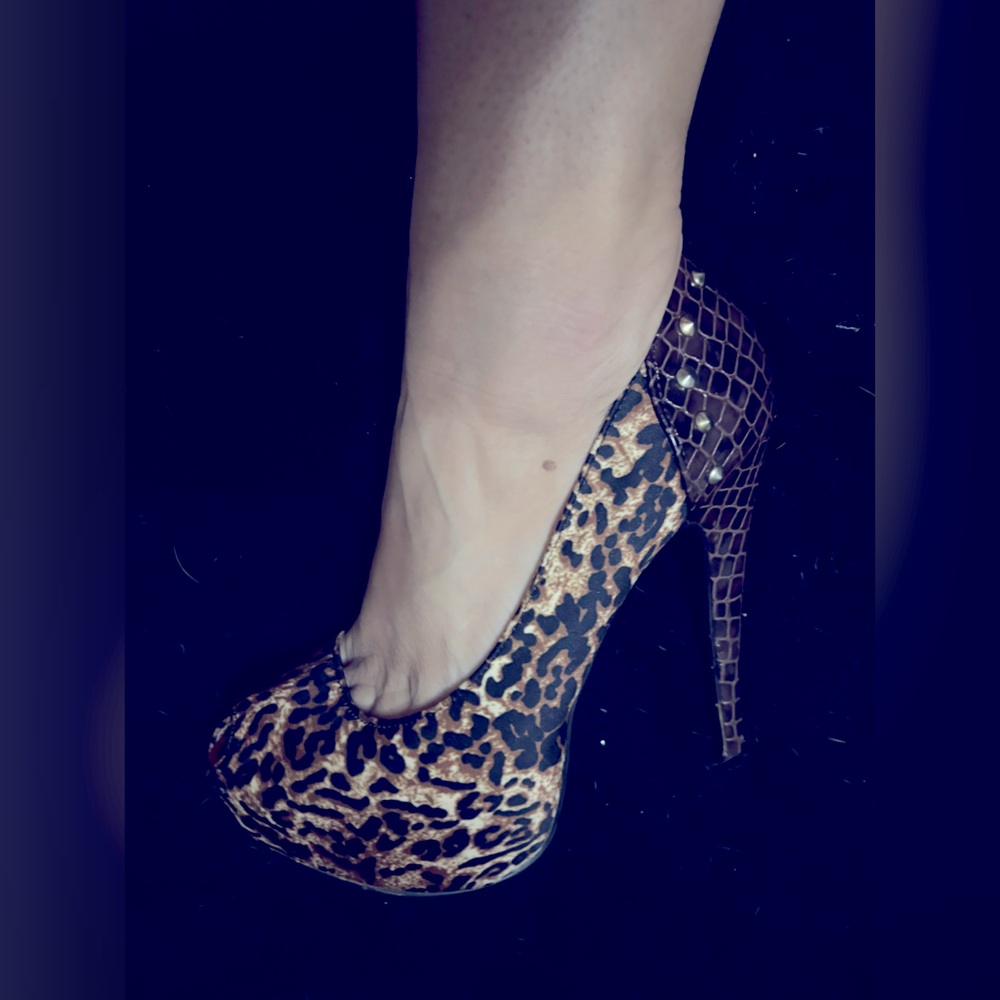 Leopard and leather peeptoe pumps